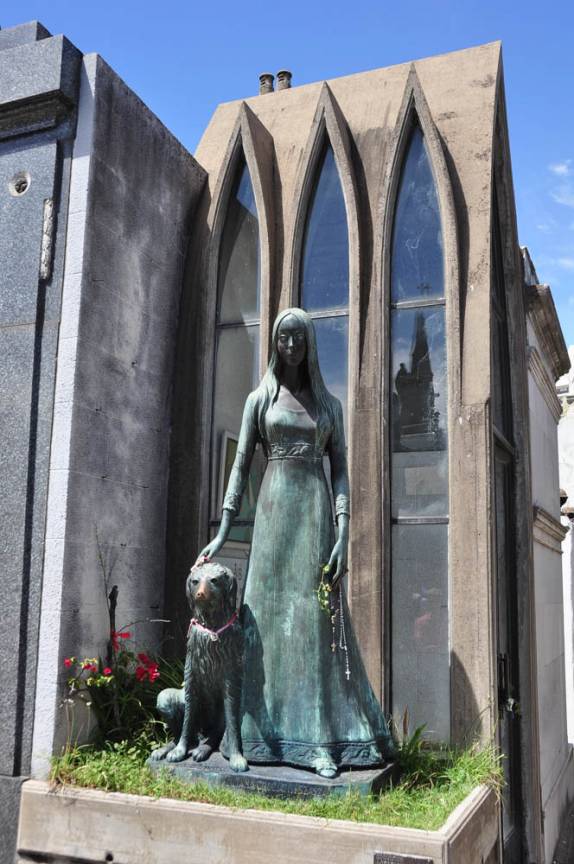 Mausoléus e túmulos sempre bem trabalhados no Cemitério da Recoleta, em Buenos Aires, capital da Argentina